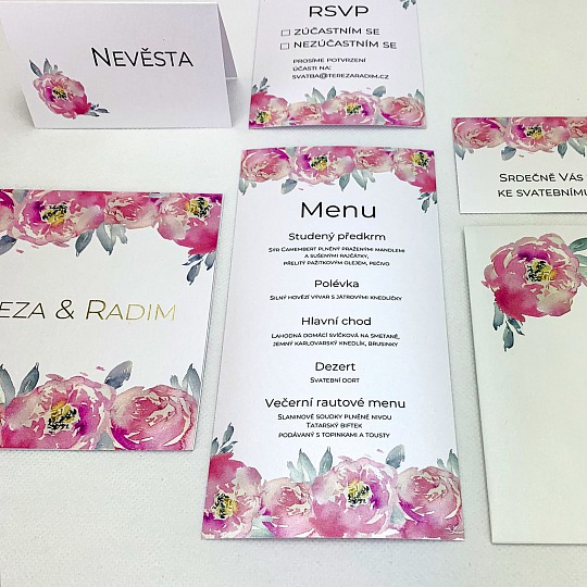 Svatební menu s květy pivoněk
