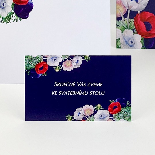 Svatební pozvánka s květy sasanek